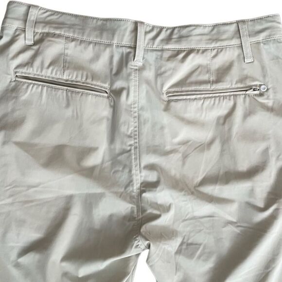 Kenneth Cole Golf polyester ivory short with elastic inside waistband, size 32. - Picture 6 of 6
